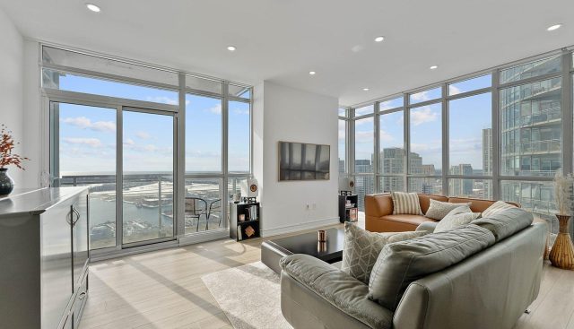 4010 – 15 Iceboat Terr, Toronto