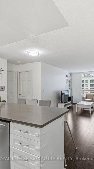 502 – 19 Grand Trunk Cres, Toronto