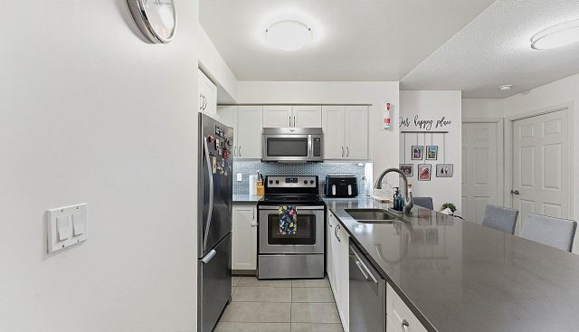 502 – 19 Grand Trunk Cres, Toronto