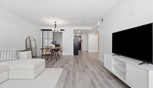 301 – 263 Wellington St W, Toronto