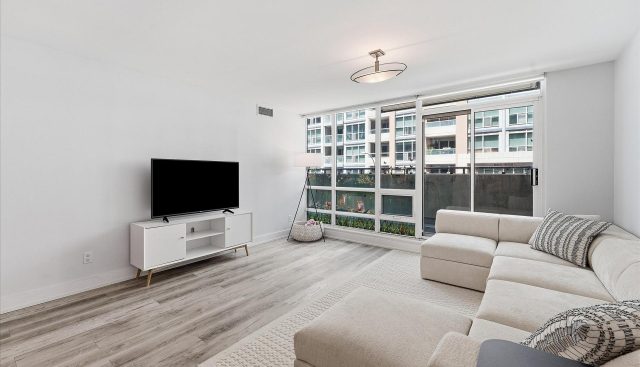 301 – 263 Wellington St W, Toronto