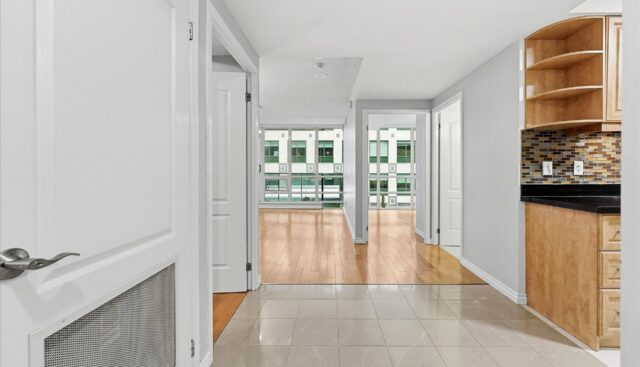306 – 263 Wellington W, Toronto
