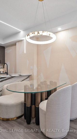 TH114 – 30 WILLIAM JACKSON, Toronto