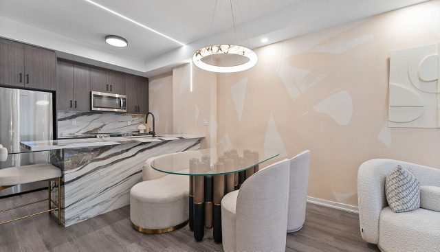 TH114 – 30 WILLIAM JACKSON, Toronto
