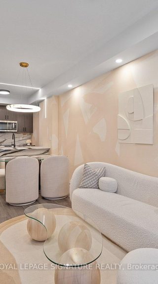 TH114 – 30 WILLIAM JACKSON, Toronto