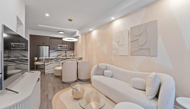 TH114 – 30 WILLIAM JACKSON, Toronto
