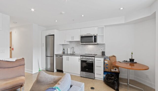 5 – 1555 Bloor St W, Toronto